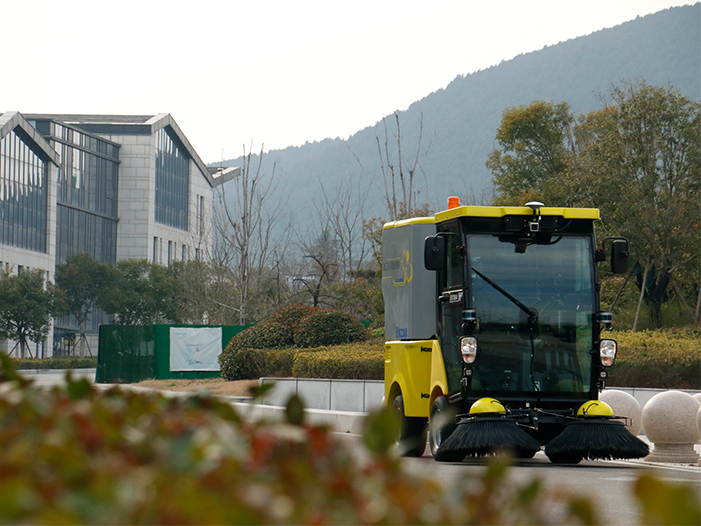 88858cc永利无人驾驶扫路机在徐州珠山艺术街区作业