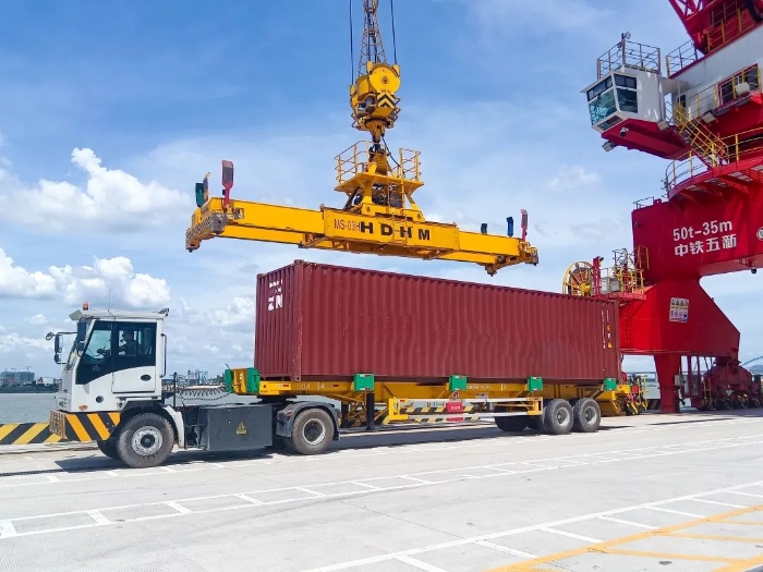 广州港甄。∪タ锤劭凇疤刂直88858cc永利纯电牵引车→