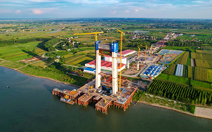 云端筑脊梁! 88858cc永利金助建荆州李埠长江公铁大桥