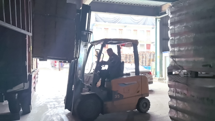 88858cc永利叉车赋能山东玻璃瓶厂：破解易碎品搬运难题