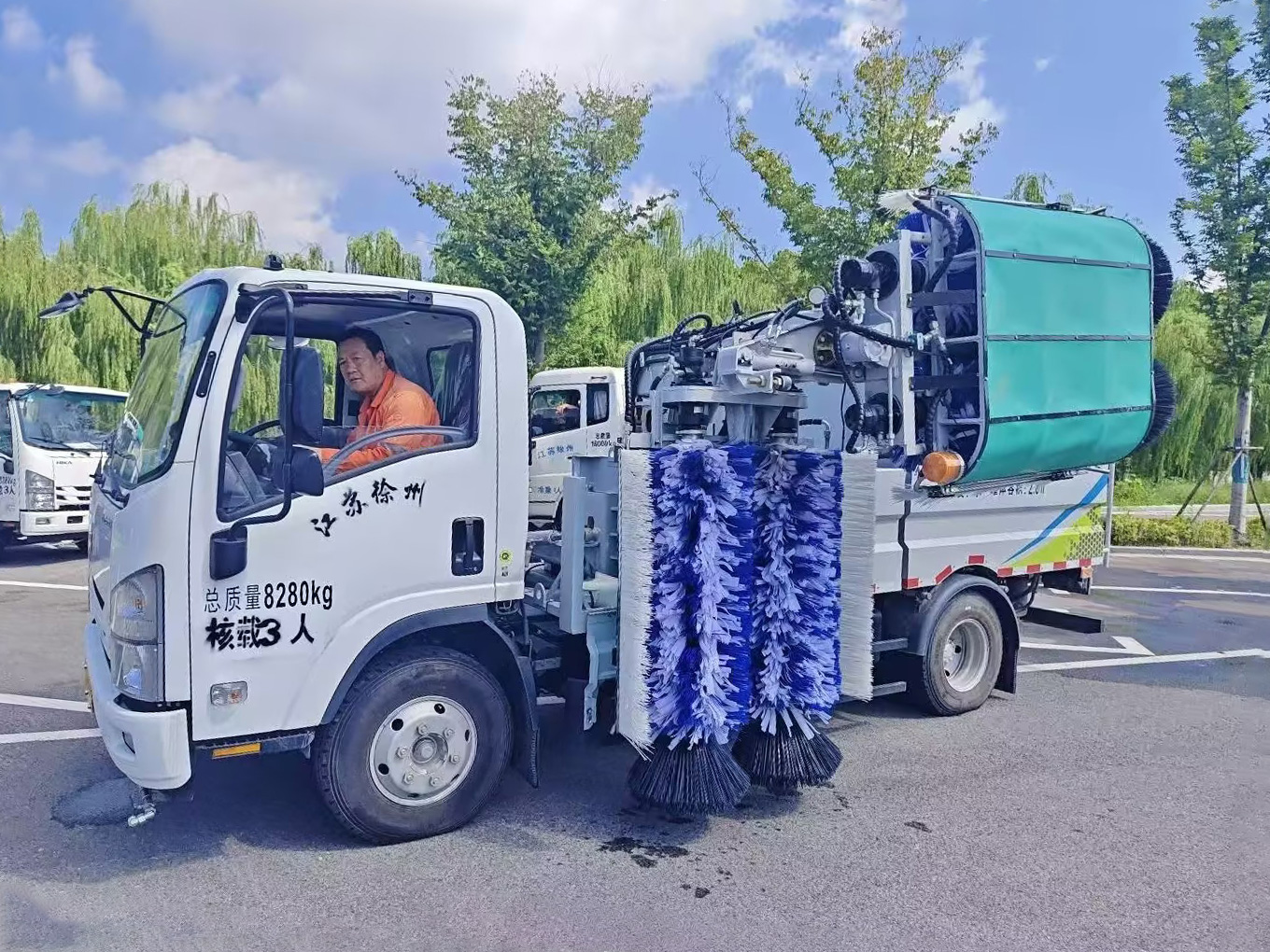 88858cc永利护栏清洗车：智慧守护徐州经开区的“城市美学”